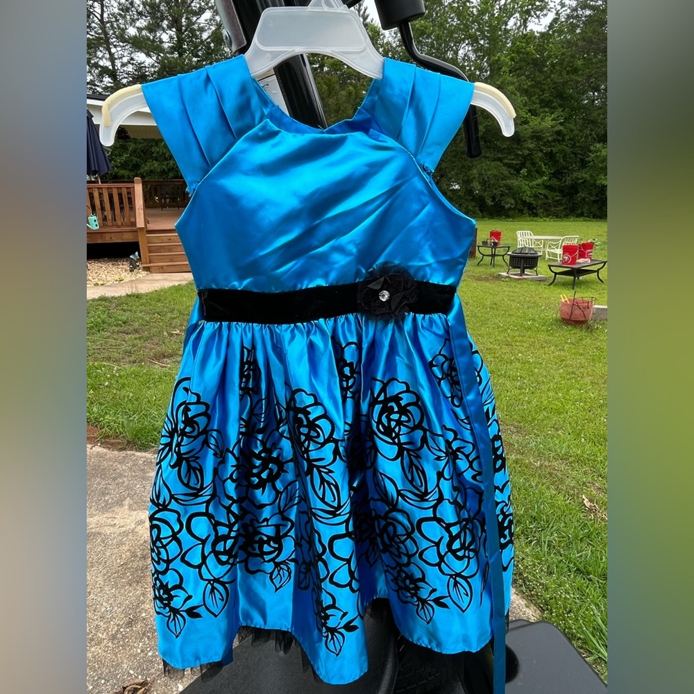 Girls Blue/Black Dress
Size 8
Fair Condition 
Has a tear in the strap
$10 or OBO